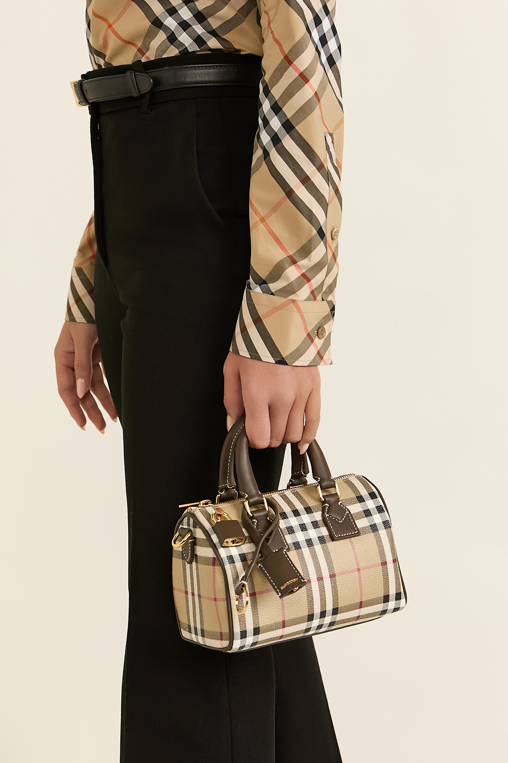 תמונת כל הלוק של תיק באולינג מיני BURBERRY